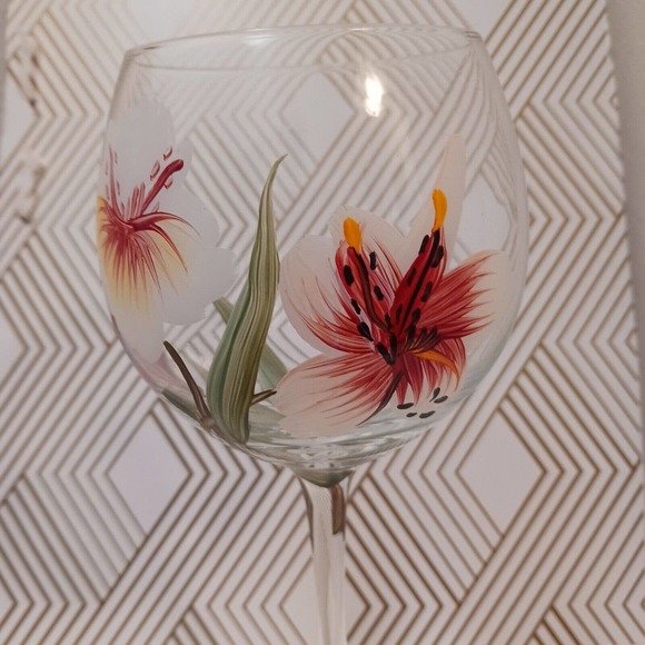 9" Goblet HAND PAINTED WINE GLASS Hawaiian Hibiscus Lilly Flowers - Picture 3 of 15